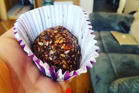 Dark chocolate & cinnamon energy balls