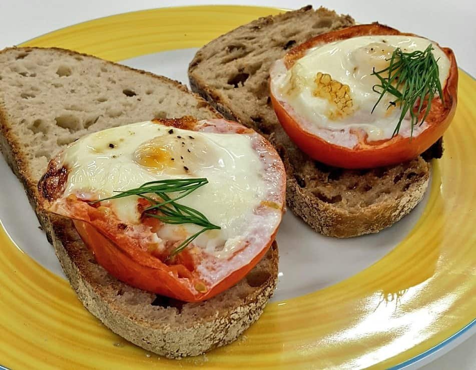 Baked eggs in tomato cups